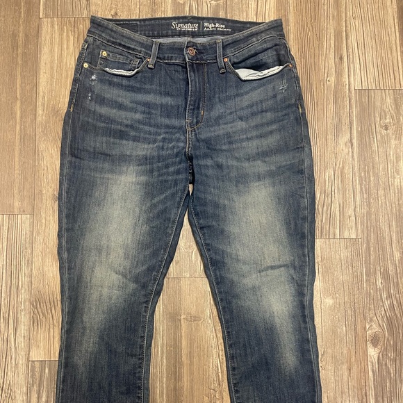 Size 30 signature Levi’s jeans - Picture 1 of 4